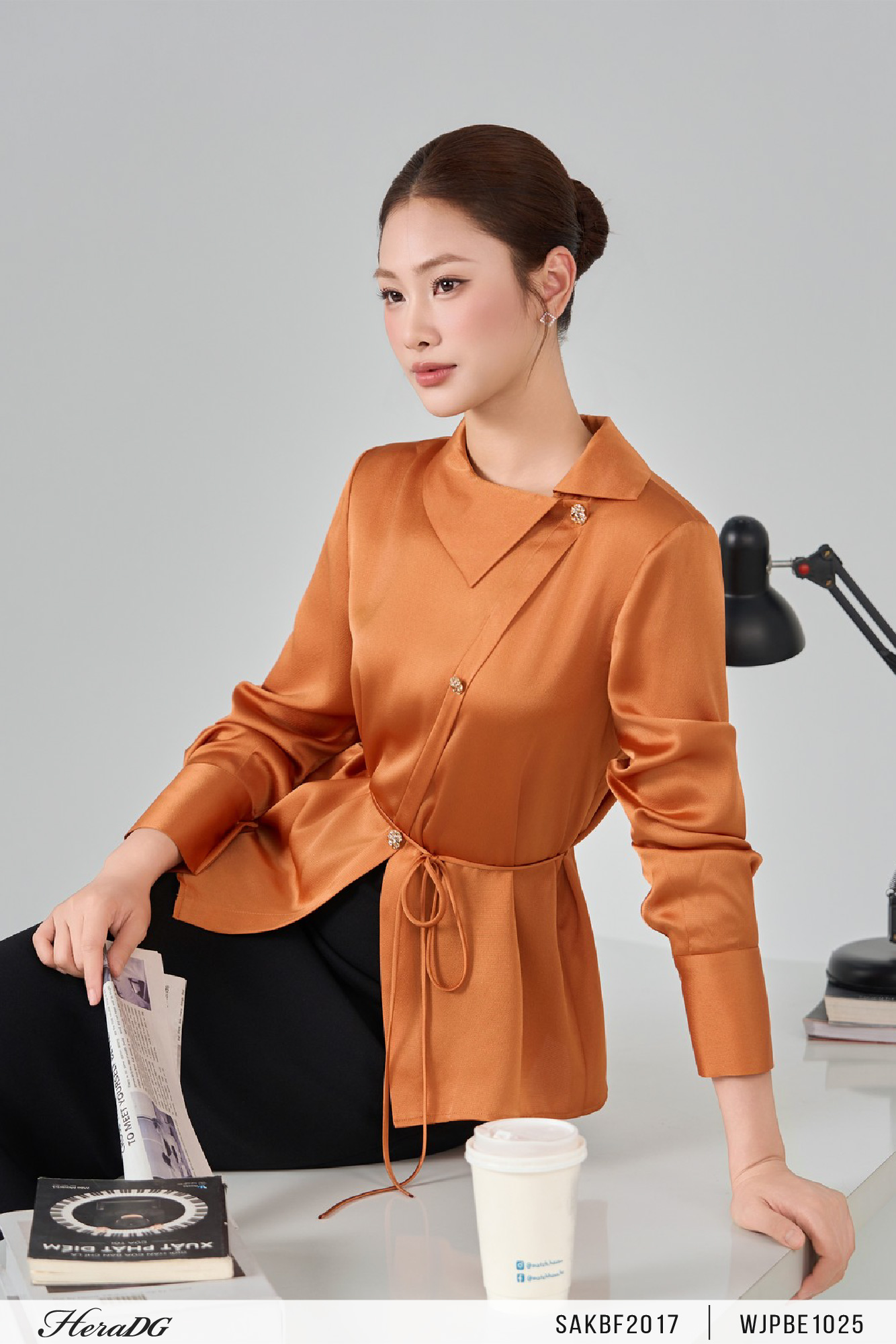 Ảnh của Áo kiểu cổ lệch, nẹp chéo